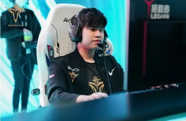 球场边依然 球场边依然